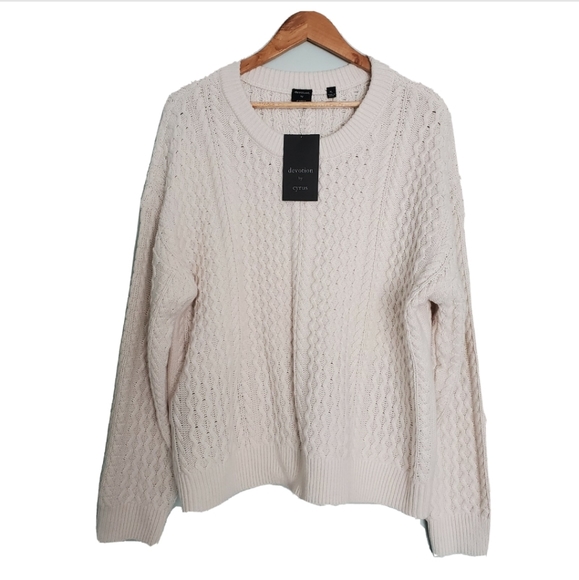 Devotion by Cyrus Sweaters - NWT Devotion by Cyrus Off White Crew Neck Sweater